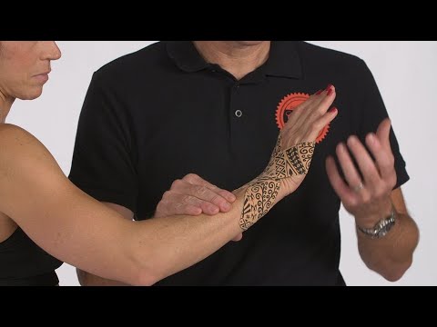 Видео: Dynamic tape Динамик тейп - Техника тейпирования, нацелена на разгибание запястья и пальцев