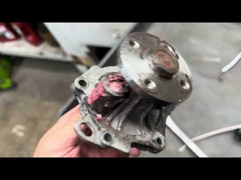 Видео: Водяной насос Toyota RAV4 2005 года