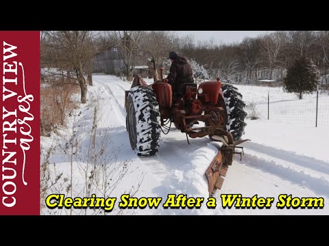 Видео: Убираю снег задним отвалом на Allis Chalmers. Всё шло хорошо, пока трактор не застрял.