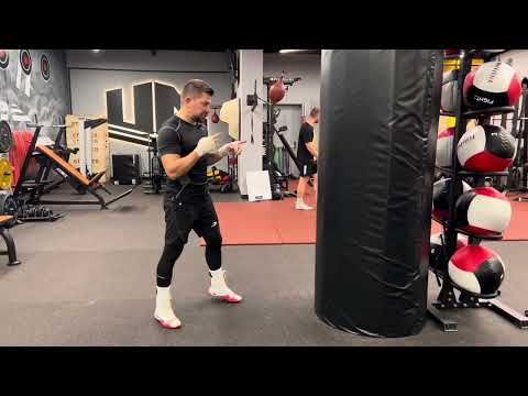 Видео: Стойка в боксе. На какой ноге держать вес тела?