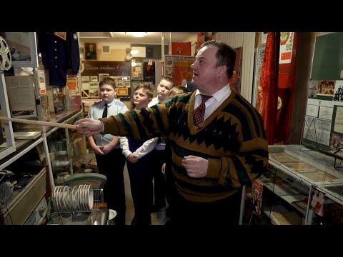 Видео: Наставники: учитель барнаульской школы № 53 Олег Рыжиков