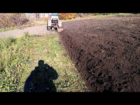 Видео: осеньяя вспашка самодельным трактором.