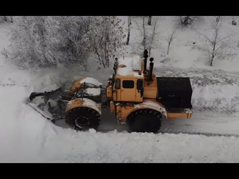 Видео: Трактор Кировец. Готовимся к метели. Разгребаю забитые дороги.