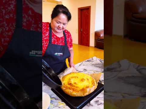 Видео: Борек большого размера, можно сказать слоеный мясной пирог. С сыром, сметаной