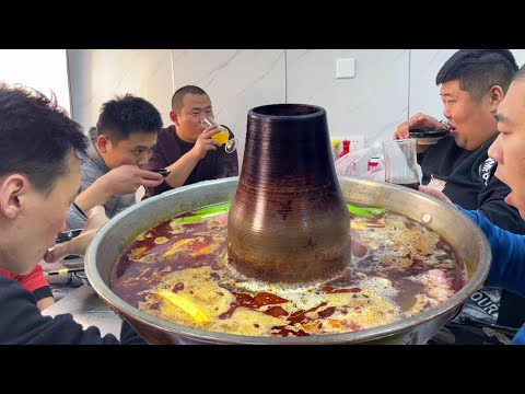 Видео: Холодно и хочется баранины, так что давайте посмотрим, как брат-обезьяна ест горячий горшок!