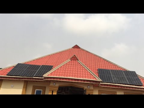 Видео: Стоимость круглосуточной выработки электроэнергии с помощью солнечных установок в Бенин-Сити, Ниг...