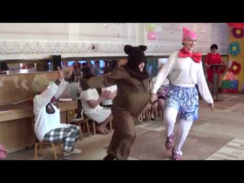 Видео: Прикольная сценка ко Дню рождения - Винни Пух и Пятачек