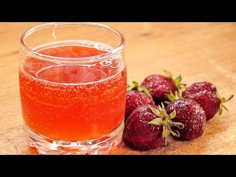 Видео: Квас из клубники - натуральная газировка / How to make Strawberry fermented drink ♡ Eng.subtitles