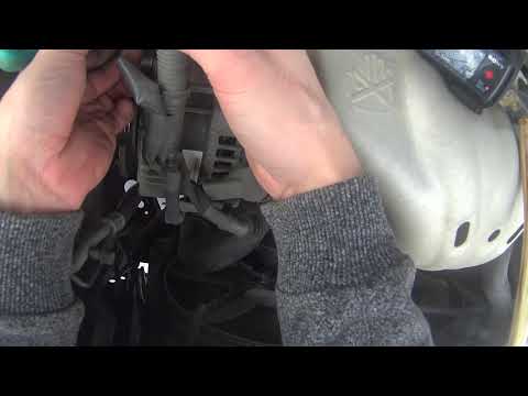 Видео: Снятие, установка и замена щеток генератора Camry 40.
