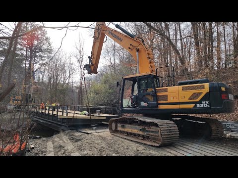 Видео: Помогаем Джастину установить большой и тяжелый строительный мост!