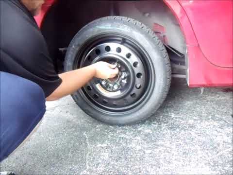Видео: Как использовать домкрат для замены запасного колеса автомобиля Nissan Altima Maxima Leaf (2014, ...