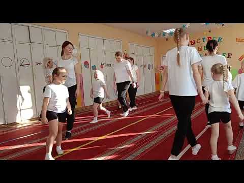Видео: Физкультурное занятие детей совместно с родителями «Быть здоровыми хотим!»