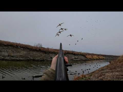 Видео: ОХОТА НА УТОК. 15-ярдовая траншея (ограниченное количество). ОГРОМНЫЕ волны уток.