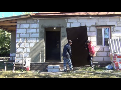 Видео: дом в деревне теперь не узнать, Наташа штукатур, голодные  коровы на осеннем пастбище
