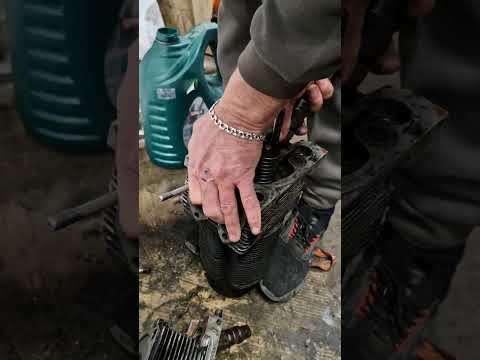 Видео: Кап ремонт двиг д-21 трактор т-16, 25. Замена поршневых колец, притирка головки клапанов к цилиндру.