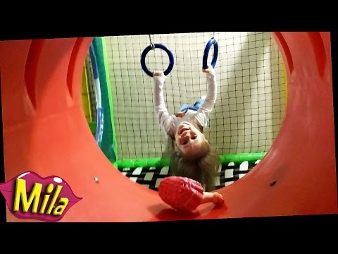 Видео: Детский Игровой ЛАБИРИНТ Сухой Бассейн с Шариками 🎈 Спортивный БАТУТ для Прыжков Катаемся с Горок