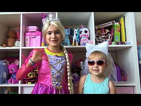 Видео: Алиса и Тея в костюмах весело играют с игрушками !