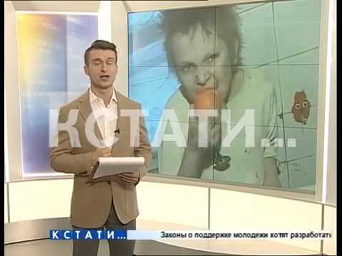 Видео: Девочка-«маугли» ходит без верхней одежды и питается травой на детской площадке