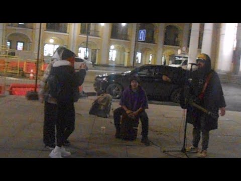 Видео: Уличные музыканты Питер Глеб Васильев и Сева на Думской 4 ноября ч4 - Фраер с днюхой Максим
