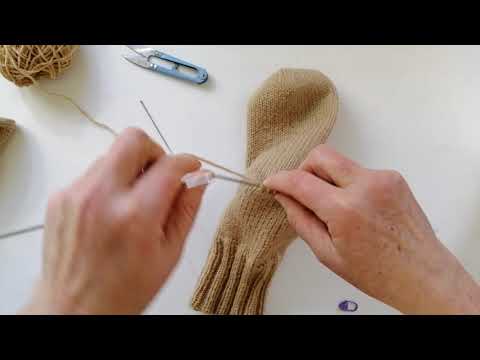 Видео: Ремонт пятки вязаных носков. ЛЕГКИЙ СПОСОБ