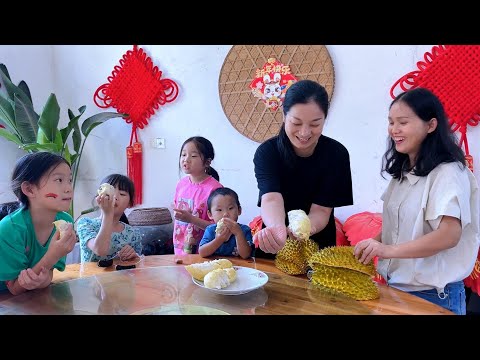 Видео: Семья собралась очень оживленно, и пятеро детей попробовали вкусную еду.