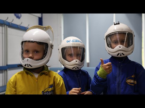 Видео: Когда у Мамы выходной! Папа в одиночку с тремя дочками.