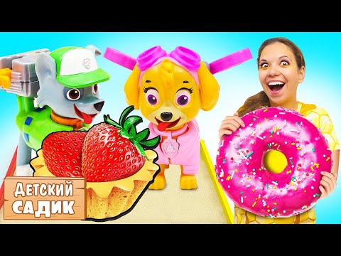 Видео: Игрушки Щенячий Патруль играют в песочнице в кафе. Видео для детей