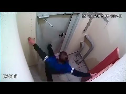 Видео: Мужчина три часа выбивал дверь подъезда, пока не заметил кнопку домофона