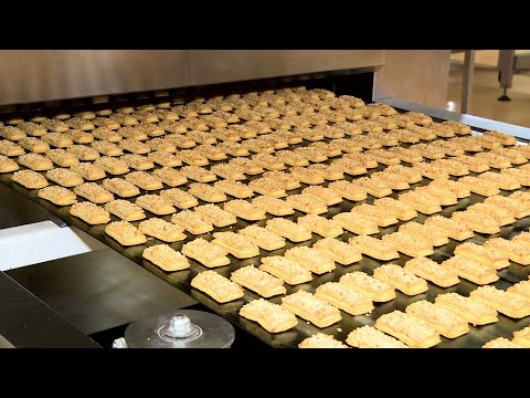 Видео: Линия по производству слоеного теста на Тайване.