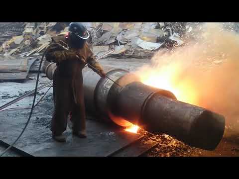 Видео: резка металла кислородным копьём. Metal cutting with an oxygen lance.