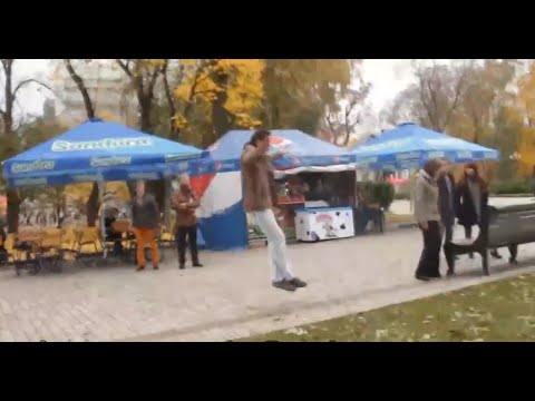 Видео: Левитация в людном месте или как научиться летать