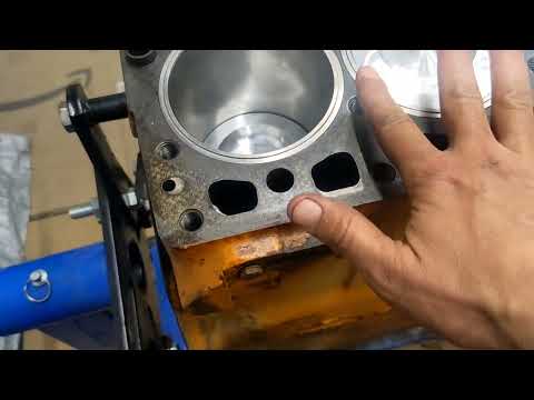Видео: Ремонт корпуса 207d: установка поршней в блок