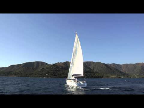 Видео: Практический видеокурс "Управление парусной яхтой". Серия Шестая "Повороты оверштаг и фордевинд".