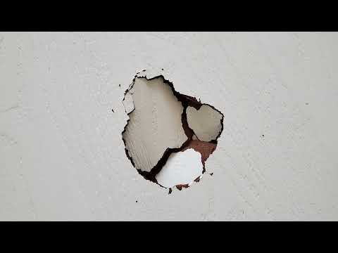 Видео: Hole in Door, How to Repair. Как залатать дырку в двери