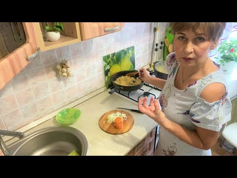 Видео: Вкусная идея на обед. Курочка в подливке, гарнир, салат-все очень вкусно и просто.