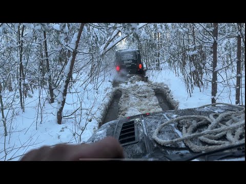 Видео: Попали в болото ! Брошенная Тойота в -25 ! Чуть не вмерзли ! Русская зима на УАЗЕ !