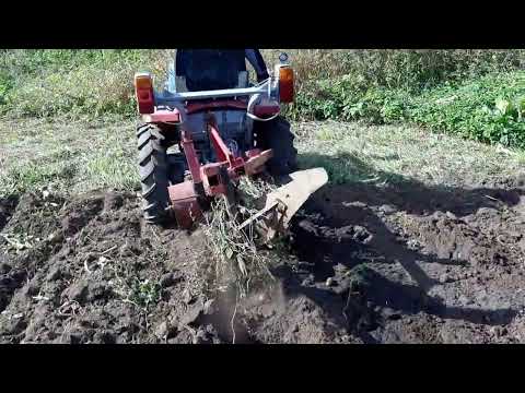 Видео: кмз с двухкорпусным плугом