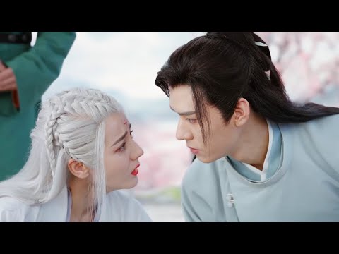 Видео: Любимый принц перед ней, но Золушка не может открыться.