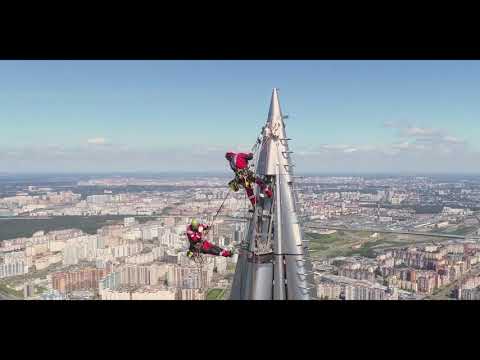 Видео: Лахта Центр альпинисты на шпиле