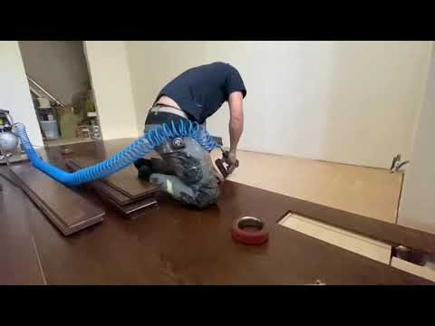 Видео: Настил инженерной доски на двух компонентный клей.