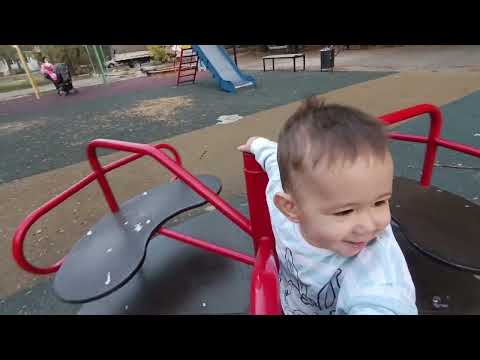 Видео: Аарон Адриан катается на карусели #аарон #адриан #топ