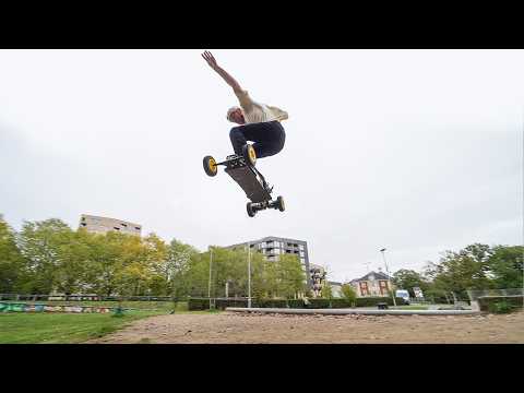 Видео: ЭТОТ НЕВЕРОЯТНО МОЩНЫЙ ЭЛЕКТРИЧЕСКИЙ ГОРНЫЙ БОРД — ЭТО РАКЕТА НА КОЛЕСАХ!