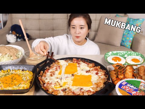 Видео: MUKBANG: ) Жареный рис с кимчи с большим количеством сыра, кукурузный сыр, салат из капусты.