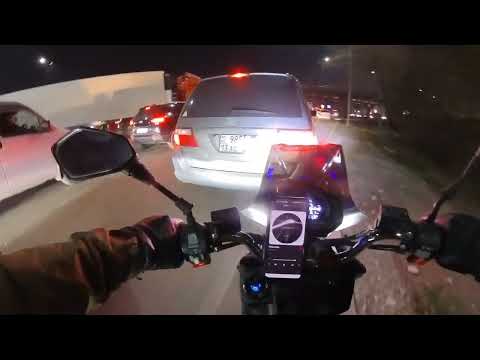 Видео: По пробкам домой на мопеде