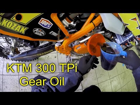 Видео: 2019 KTM 300 TPI замена масла в коробке/ Gear oil change