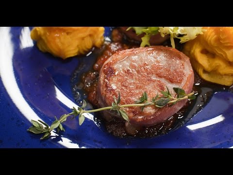 Видео: Медальоны из свинины в беконе | Мясо. От филе до фарша