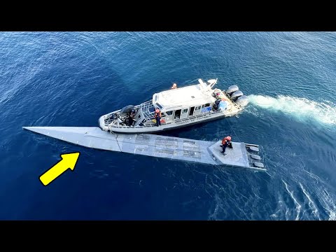 Видео: Береговая Охрана Задержала Странную Синюю Лодку. То, Что Было Внутри, Шокировало Весь Мир!