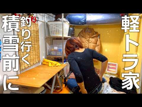 Видео: Желая съесть пойманную рыбу, он останавливается в небольшом доме в пикапе.