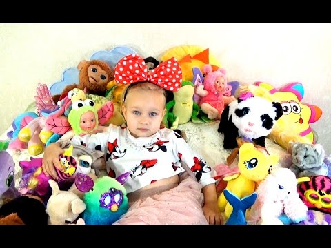 Видео: Алиса показала МЯГКИЕ ИГРУШКИ для детей Много игрушек Alice showed SOFT TOYS for children