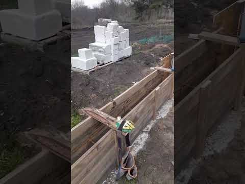 Видео: Сборка опалубки под монолитный забор.